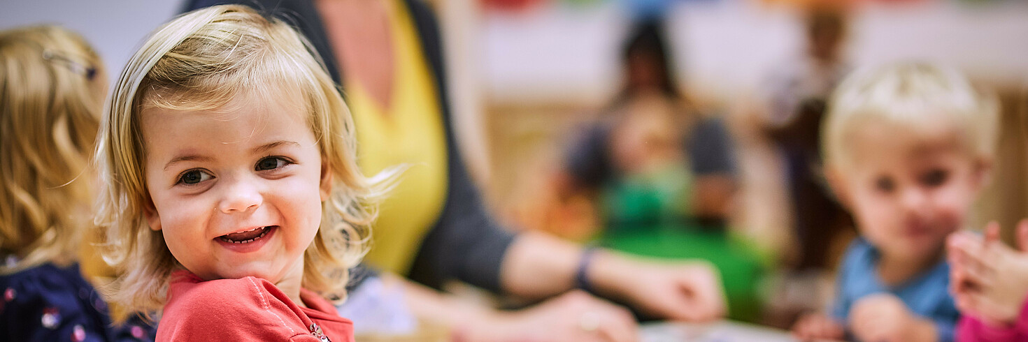 Kleinkinder beim Spielen Mädchen lacht in die Kamera