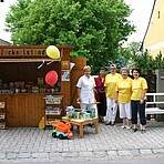 Zuckerlstand in Großkrut mit vier Hilfswerkmitarbeiterinnen