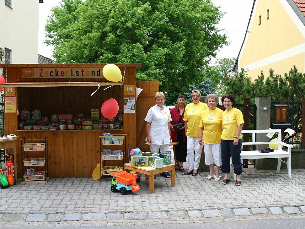 Zuckerlstand in Großkrut mit vier Hilfswerkmitarbeiterinnen