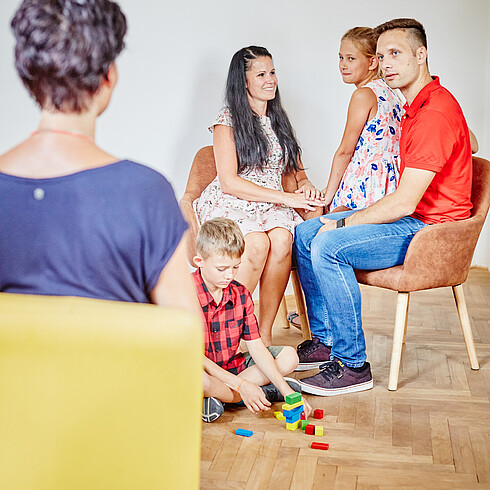 Familie in Beratungssituation 