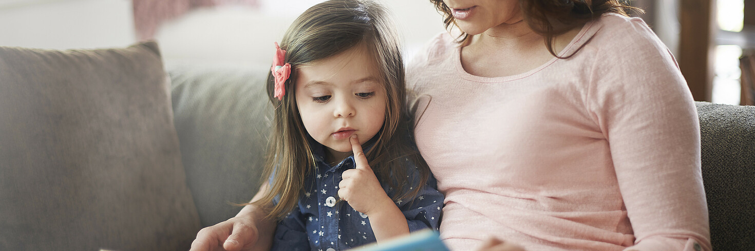 Mutter und Kind lesen Buch