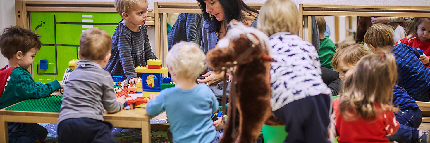 Kinder in der Gruppe beim Spielen