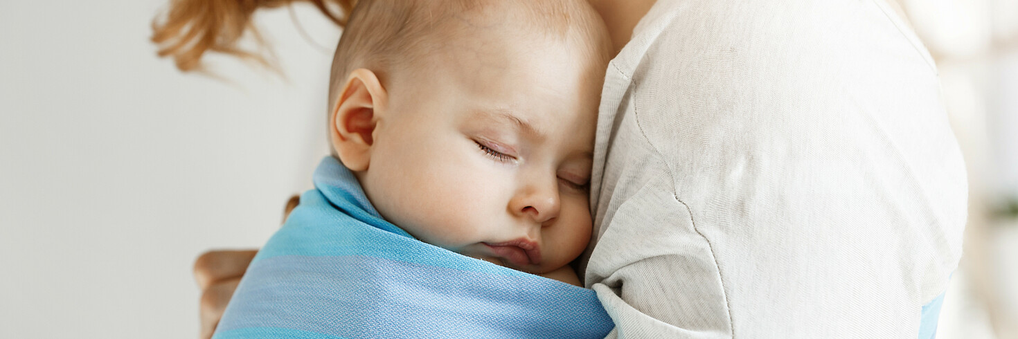Mutter mit Baby im Tragetuch