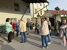 Mit einem Ausflug nach Eggenburg bedanke sich die Vorsitzende des Vereins Hilfswerk Atzenbrugg bei den ehrenamtlichen Mitarbeiterinnen und Mitarbeitern von „Essen auf Rädern“ für ihren zuverläßlichen Einsatz in ihrer Freizeit.