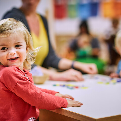 Kleinkinder beim Spielen Mädchen lacht in die Kamera