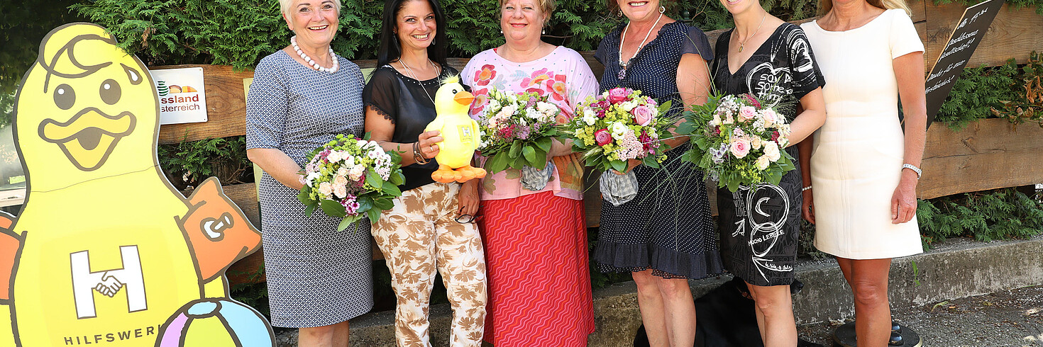 Sechs Damen mit dem OÖ Hilfswerk Maskottchen FIDI