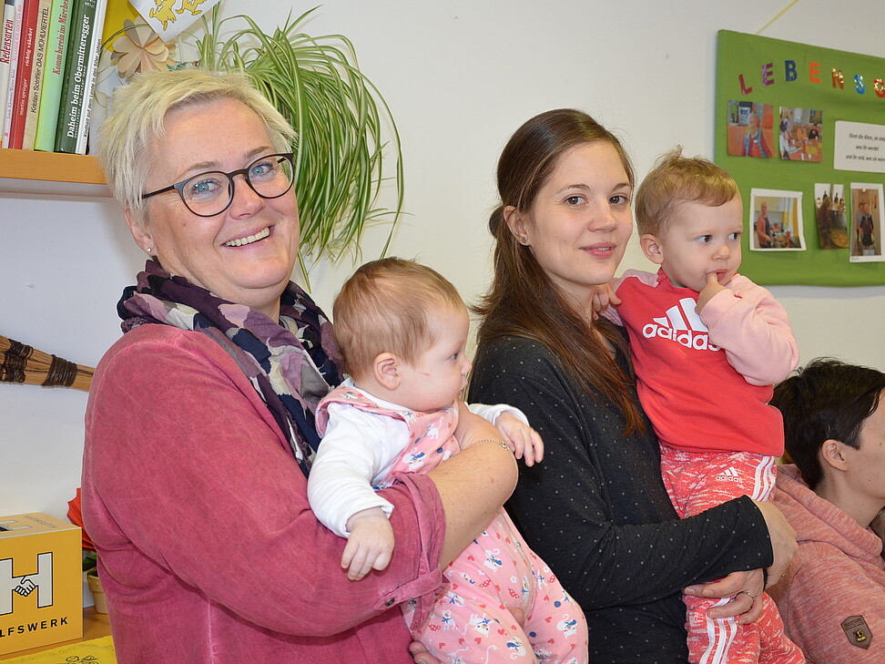 2 Frauen mit Kleinkindern am Arm