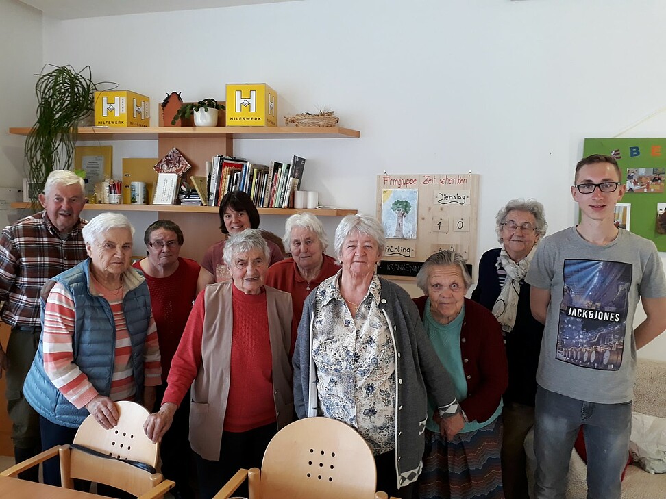 Seniorinnen und Senioren mit Zivildiener Raphael