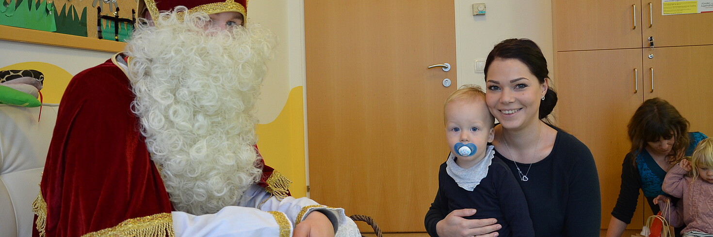 Nikolausbesuch_im_Lebenshaus Nikolaus mit Kleinkind und Betreuerin