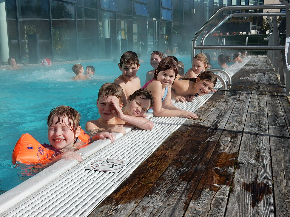 Kindergruppe befinden sind im Schwimmbecken im Freien