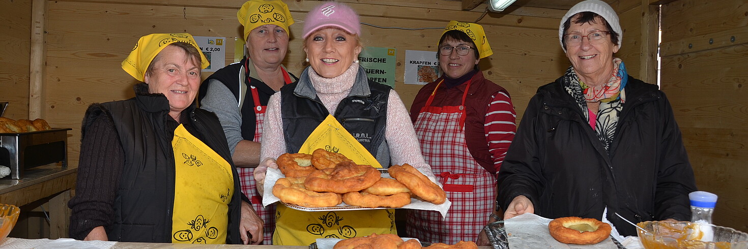 5 Damen backen frische Bauernkrapfen