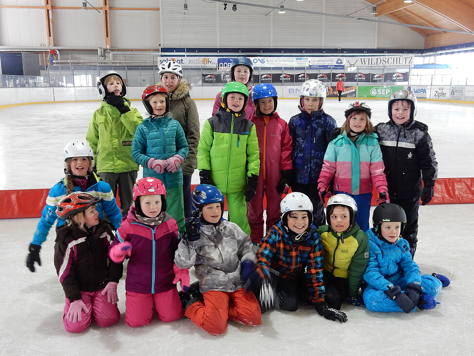 Gruppenfoto der Kinder beim Eislaufen