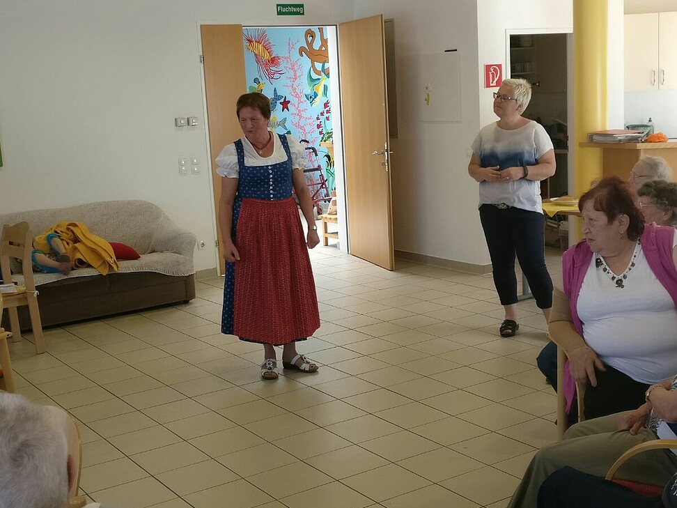 Elfriede Wiederstein bei der Moderation