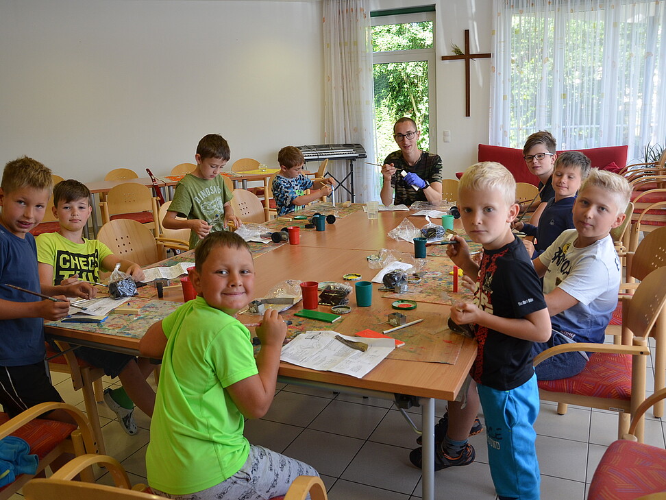 Kinder und Aufsichtsperson in der Klasse