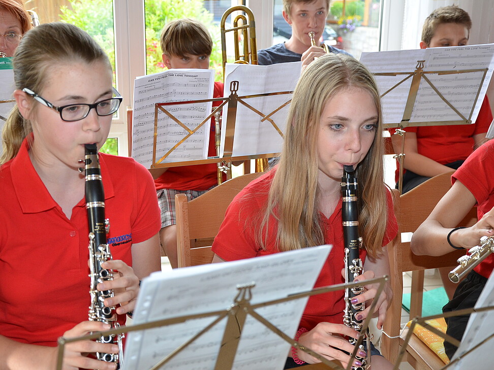 2 junge Mädchen spielen Klarinette