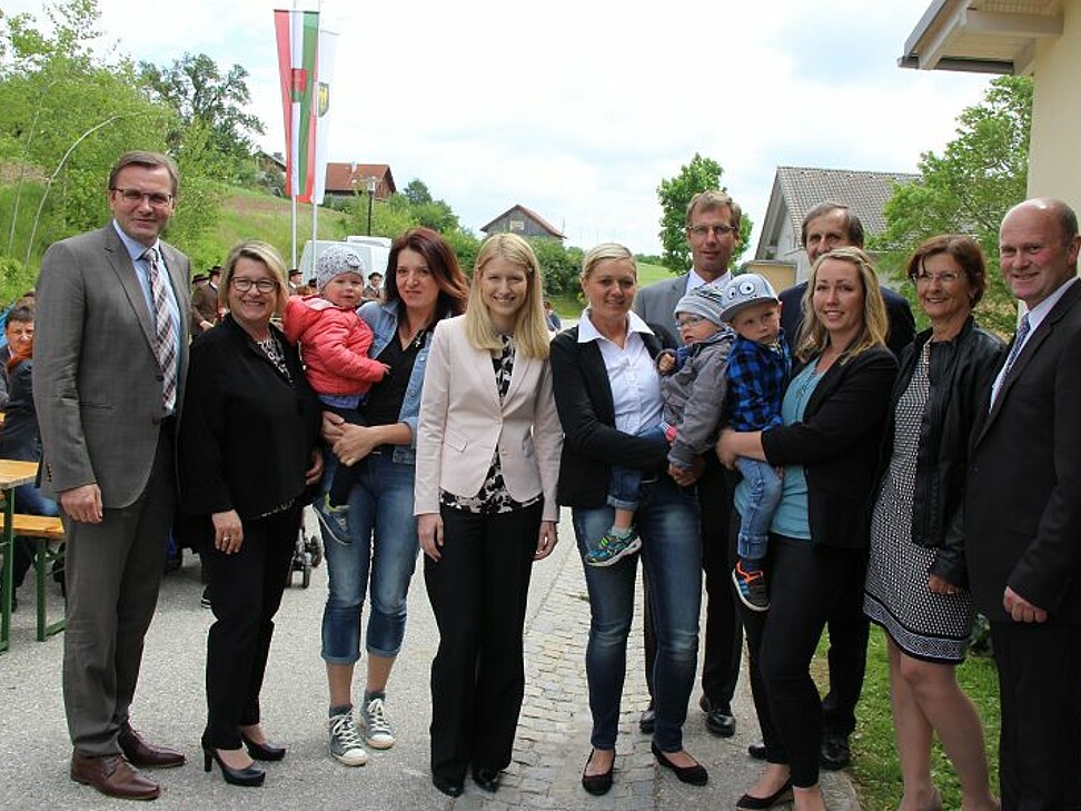 Bgm. Gierlinger mit Ehrengästen, FSZ-Leiterin Christine Wolf, Betreuerinnen mit Kindern