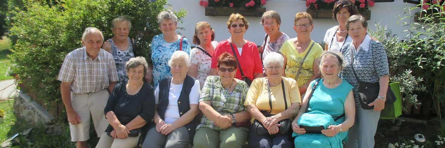 Gruppenfoto von alten Menschen nach der Wanderung