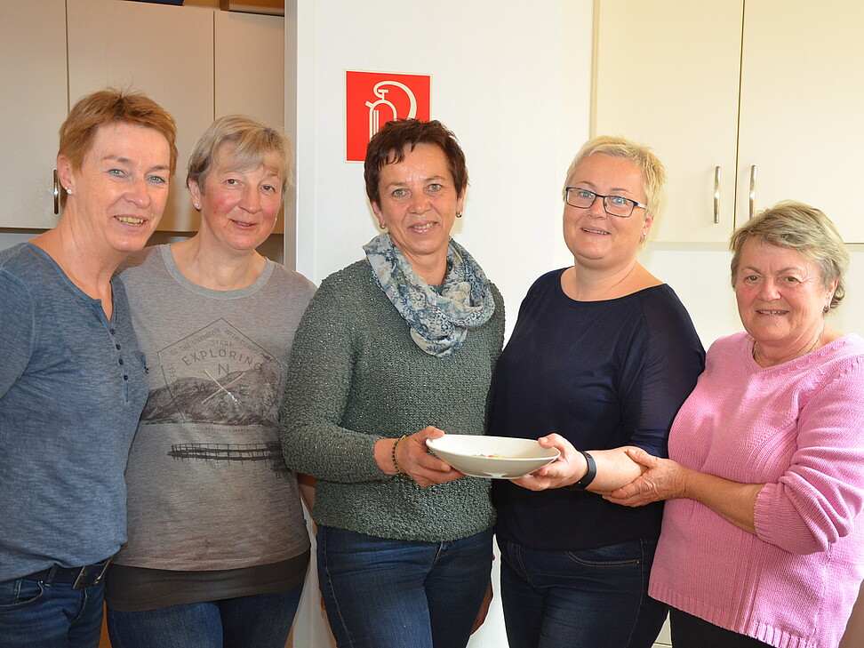 Mitarbeiterinnen und Helferinnen beim Fastensuppe kochen