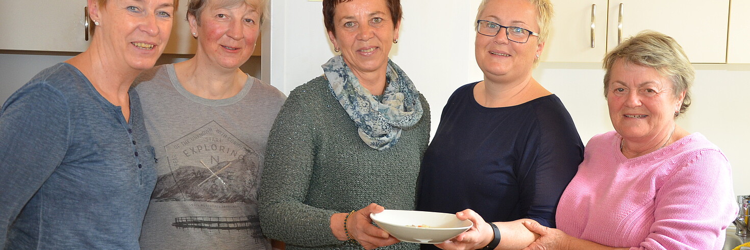 Mitarbeiterinnen und Helferinnen beim Fastensuppe kochen