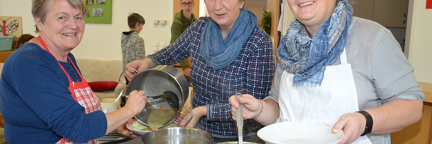 3 Frauen kochen verschiedene Suppen