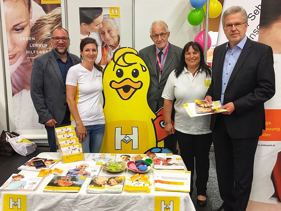 5 Personen stehen zum Grupenfoto bei der Messe Integra 2018 bereit