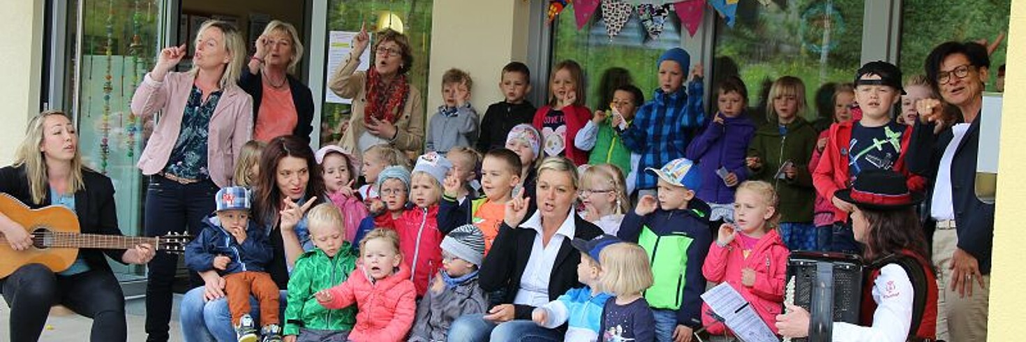 Gruppenfoto der Kindergarten-und Krabbelstubenkinder mit ihren Betreuerinnen