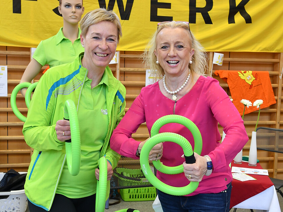 2 Frauen posieren mit den Trainingsgeräten