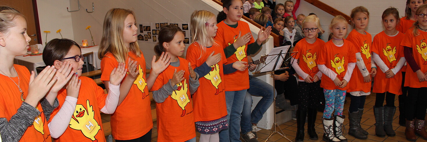 die Kinder des Hortes singen für das Puplikum
