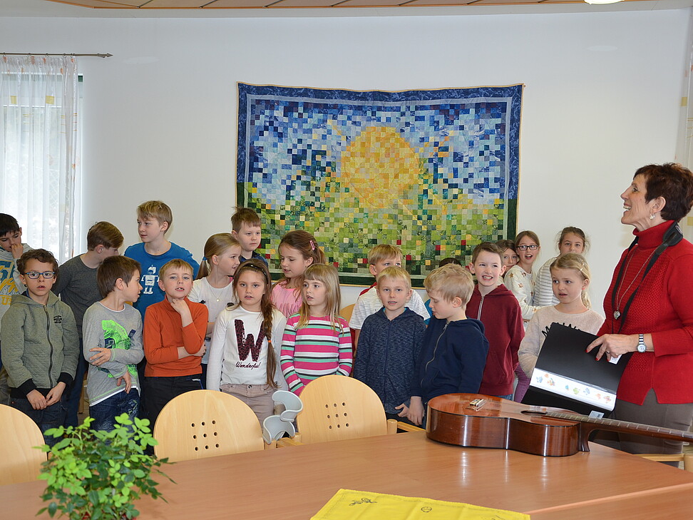 Kindergruppe singt unter der Leitung von Frau Keplinger