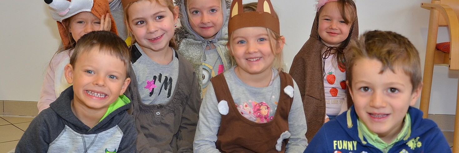 8 Kinder spielen ein Theaterstück