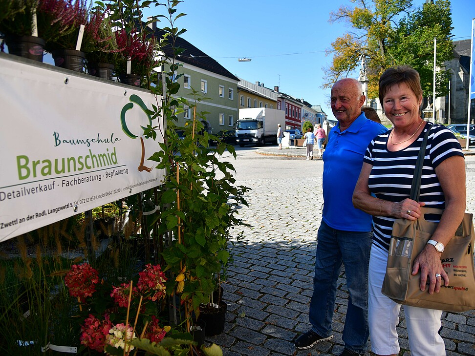 2 Personen stehen vor einer Auswahl von Pflanzen
