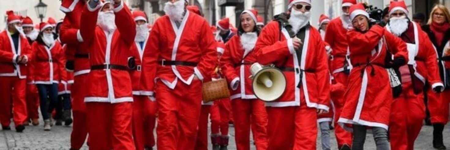 viele Nikolos mit Startnummern säumen die Straße