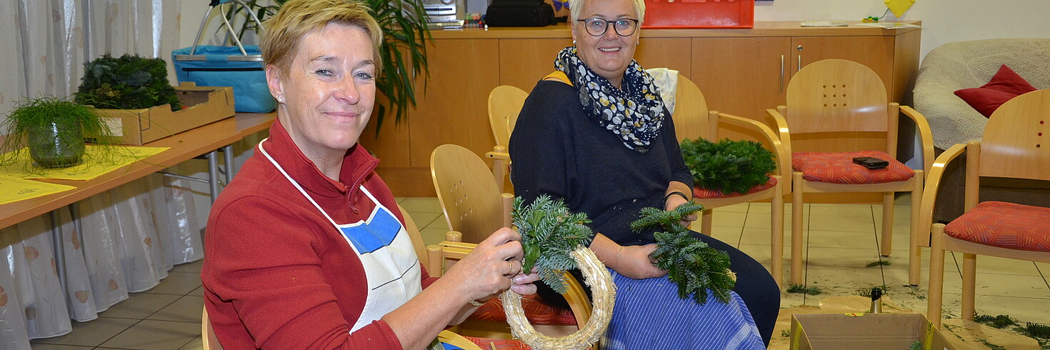 2 Frauen binden Adventkränze