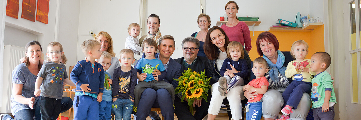 Gruppenfoto der Kinder mit den Gästen