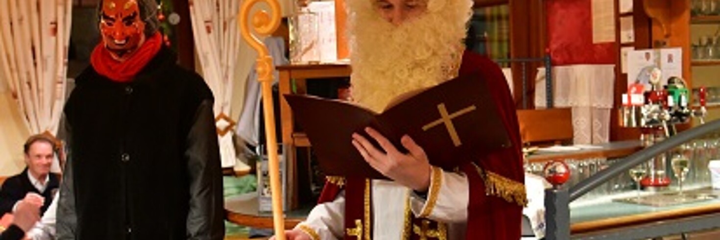 Nikolaus_und_Krampus zu Gast bei der Weihnachtsfeier
