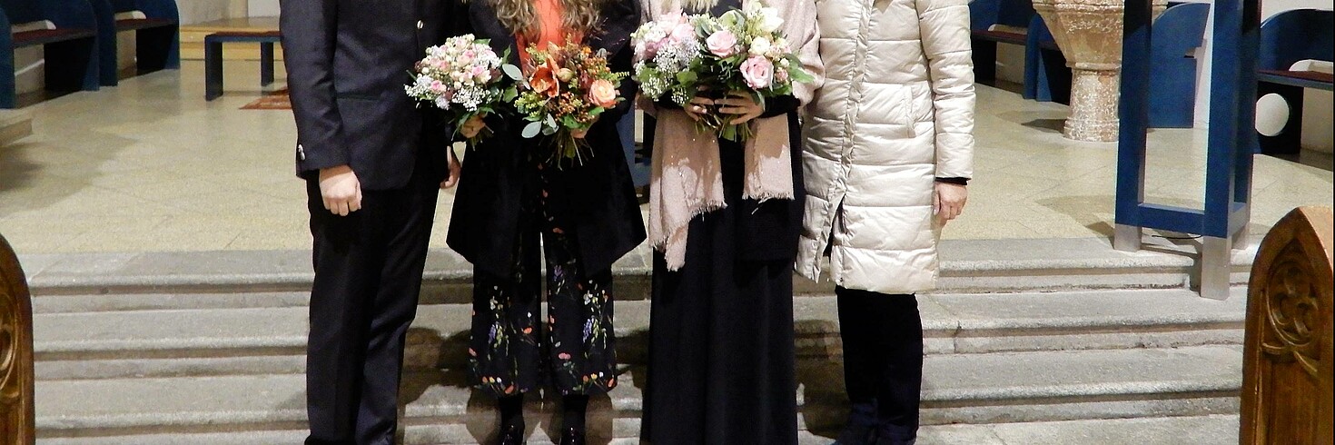 3 Damen und 1 Herr stehen in der Kirche vor dem Altar