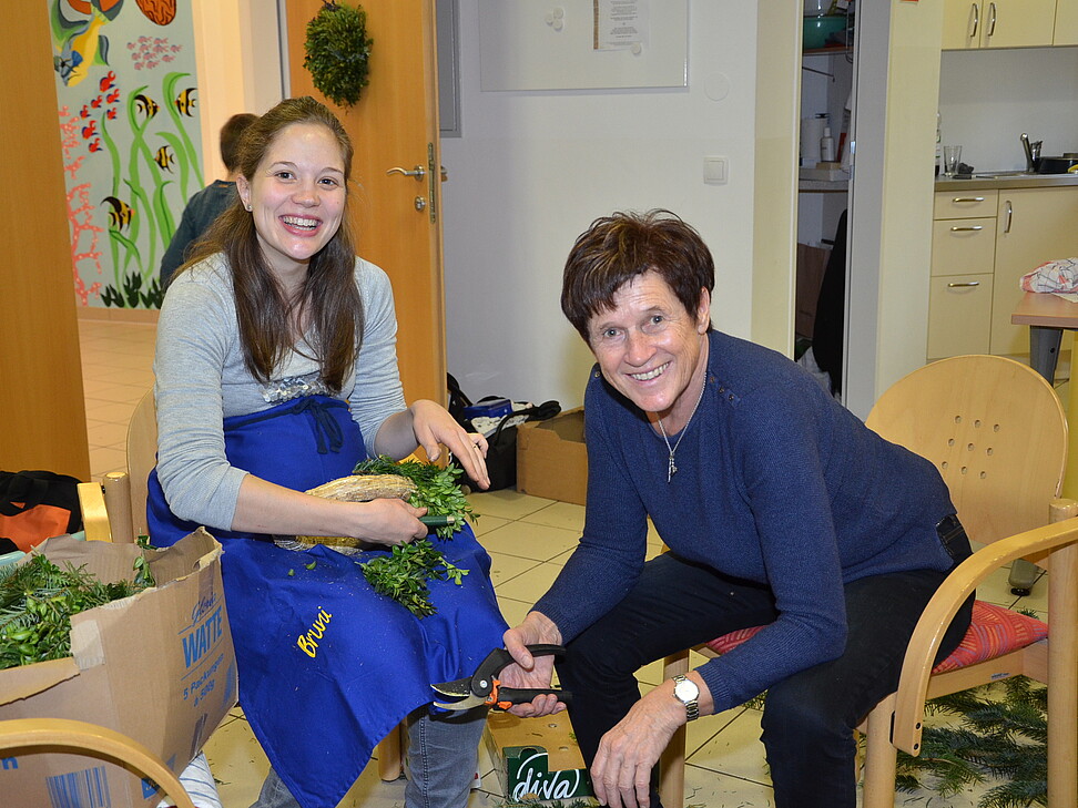 2 Damen arbeiten im Team zusammen