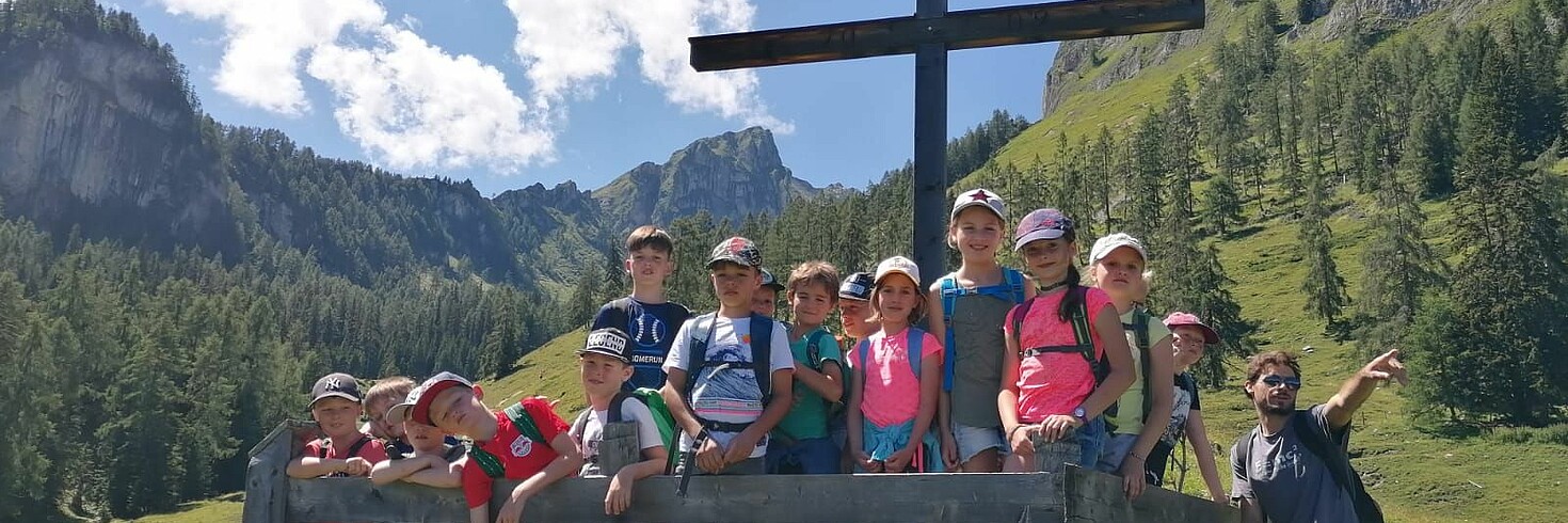 Eine Gruppe Kinder ist in Großarl auf einer Wanderung unterwegs