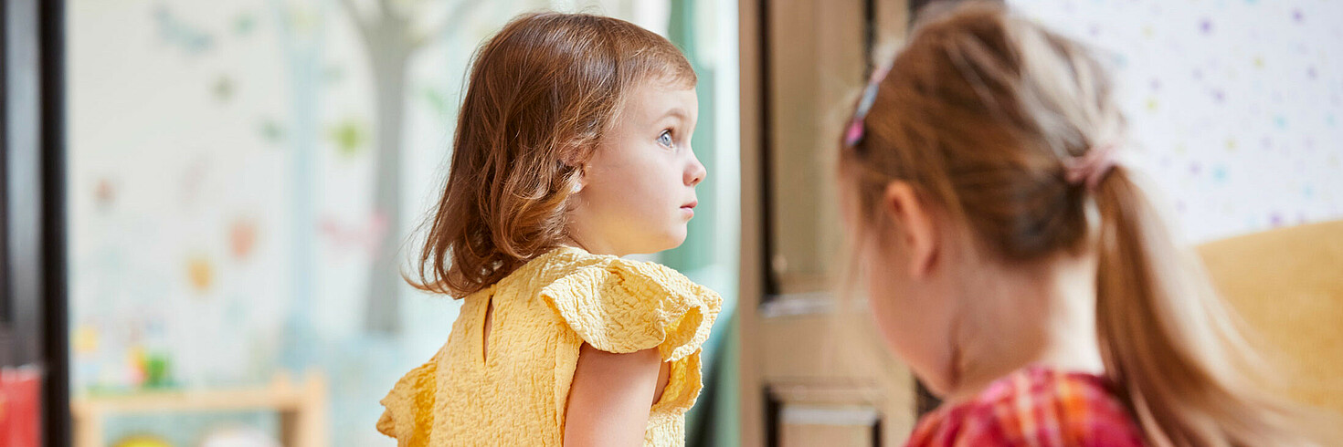 Kinder beim Spielen im Kindergarten