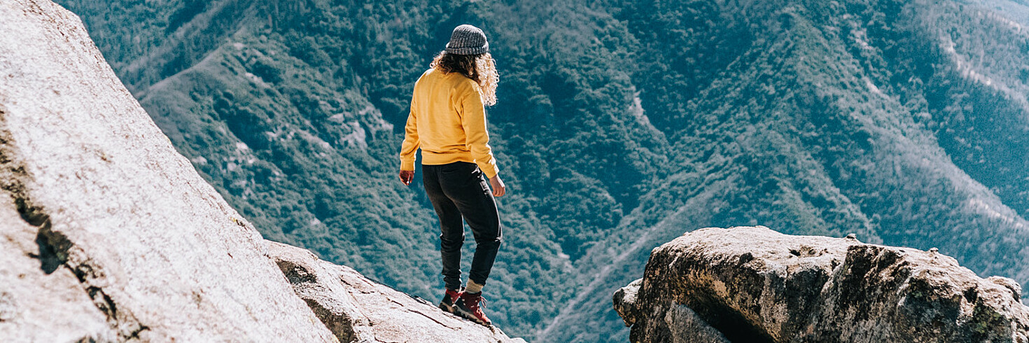 Frau beim Wandern auf Berg