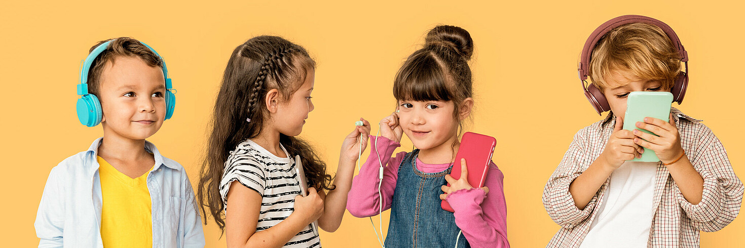 Kinder mit Tablet und Smartphones