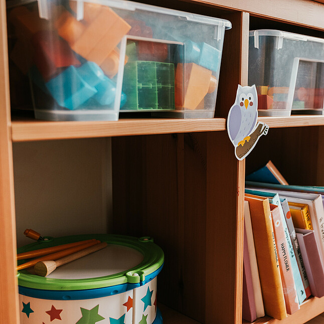 Farben lernen mit Sortierregal