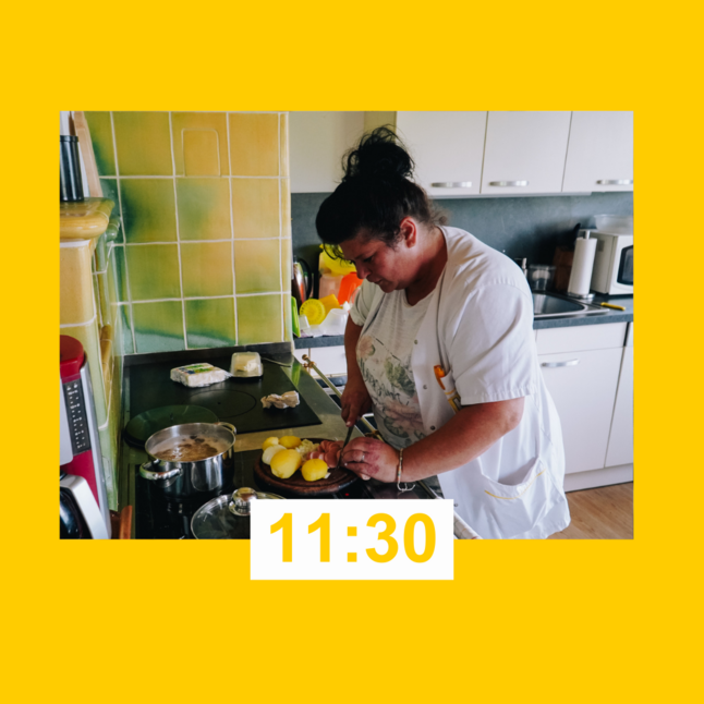 Heimhilfe Anita unterstützt beim Kochen