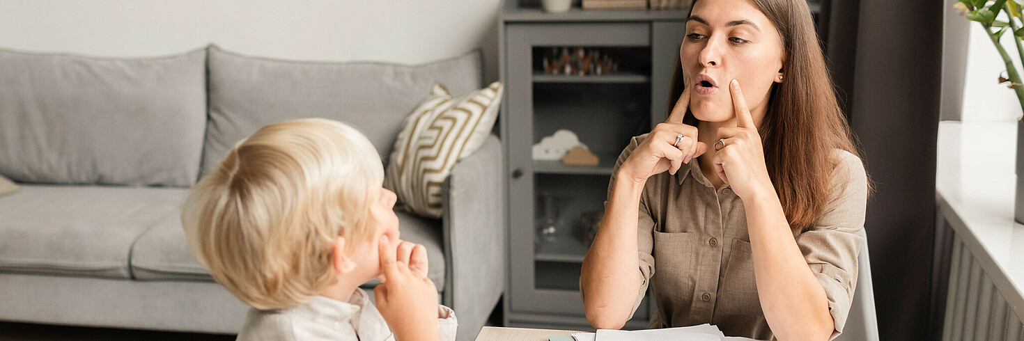 Kind bei Logopädin