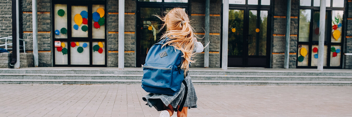 Kind geht zur Schule