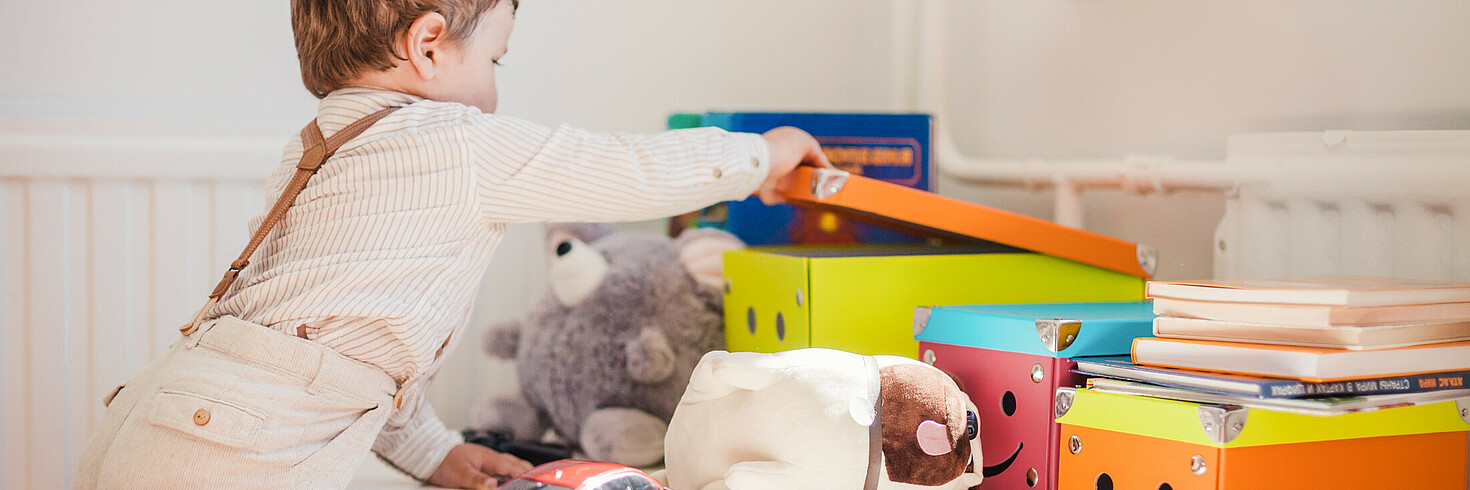 Kind lernt Farben kennen