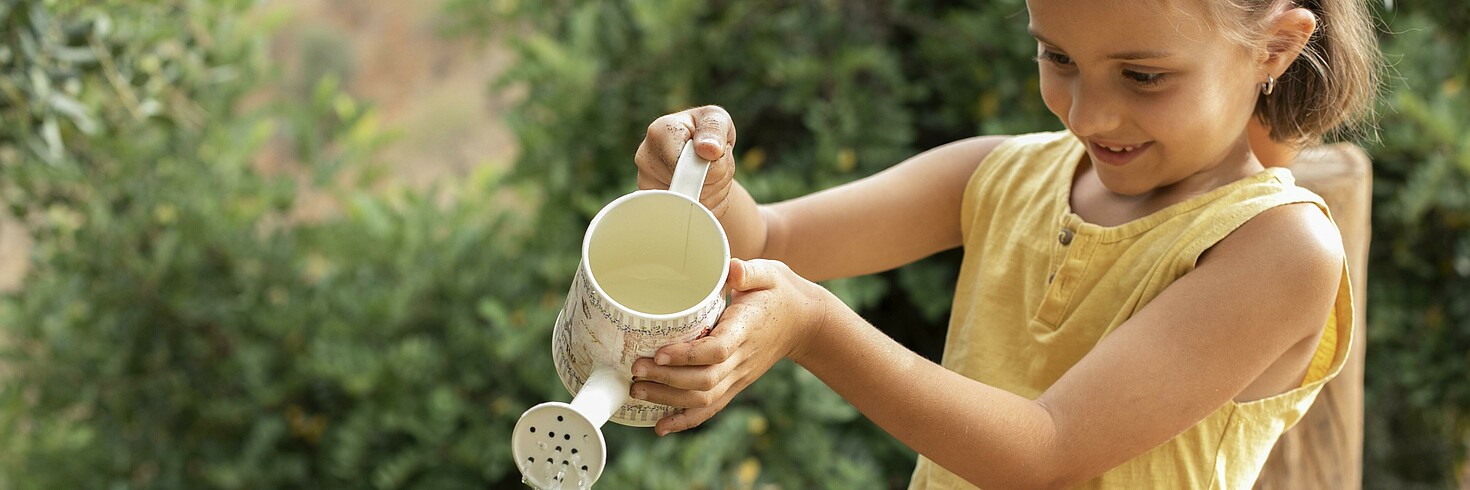 Gemeinsames Erforschen und Ausprobieren in der Natur kann dabei helfen, Kindern Nachhaltigkeit näherzubringen