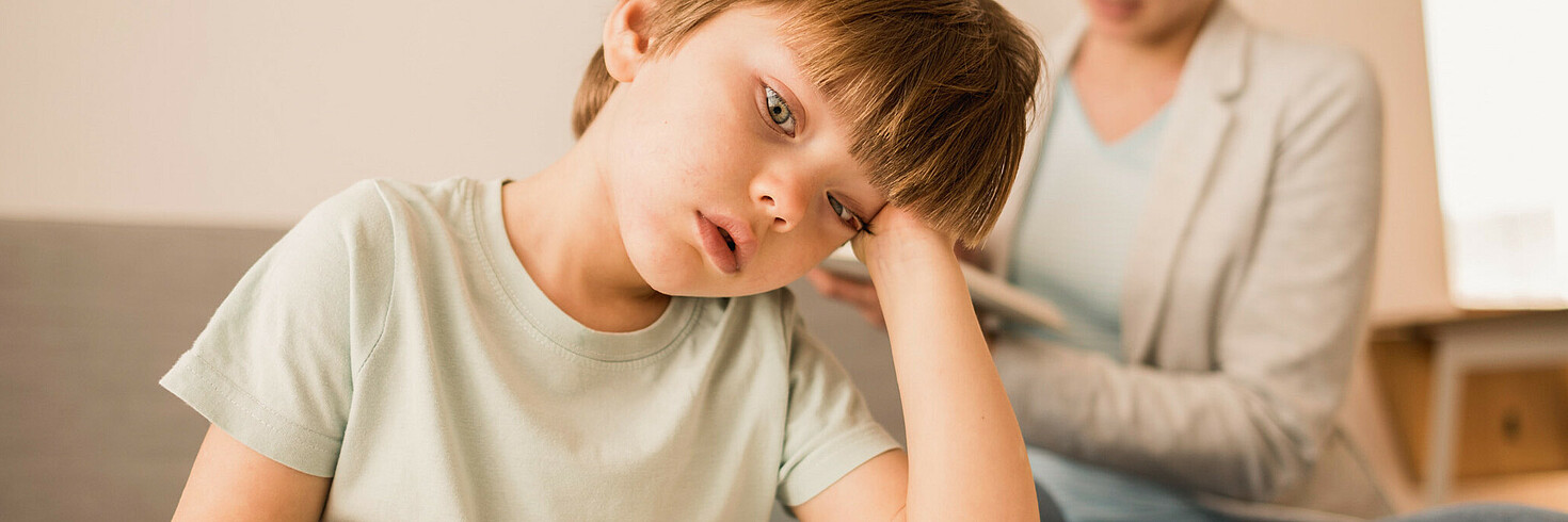 Kind beim Hausaufgaben machen