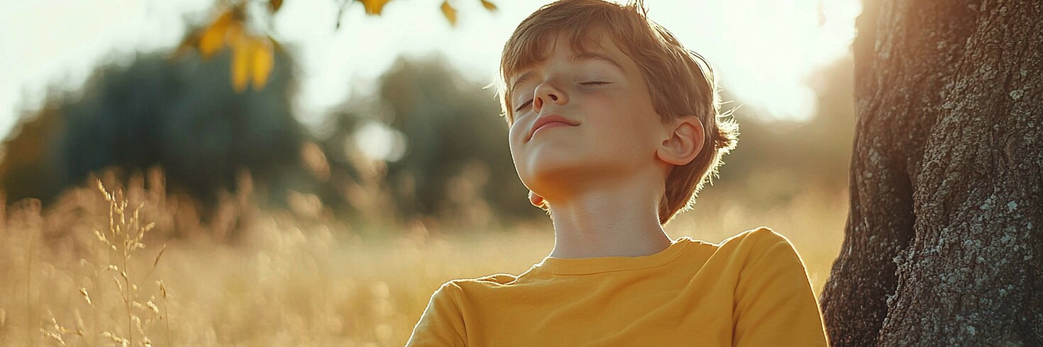 Achtsamkeit bei Kindern: Kind beim Meditieren