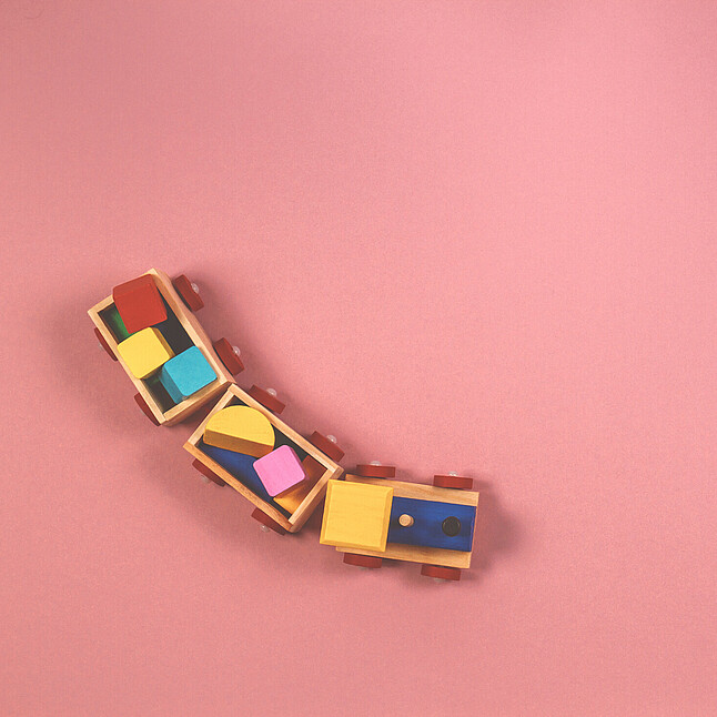 Spielzeugfarbe mit Untergrundfarbe kombinieren